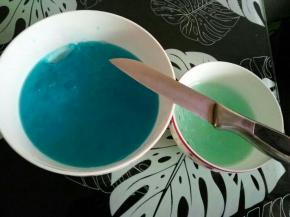 蓝色酒冻从冰箱里拿出来，用刀划成小块，不用很规整，随意点。