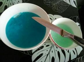 蓝色酒冻从冰箱里拿出来，用刀划成小块，不用很规整，随意点。