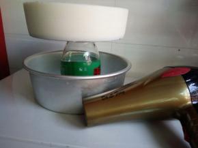 蛋糕从冰箱取出来，架在一个比模具底部小一半的瓶子上，用吹风机轻吹模具外壁，轻轻的把模具往下拉，脱模。