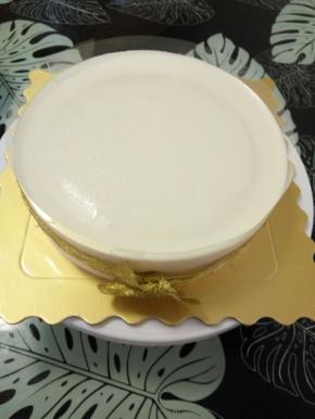 F系上围边和丝带。