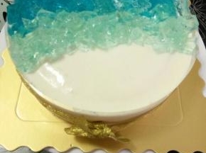 先铺上一层深蓝色的酒冻，再继续铺浅蓝色的酒冻。