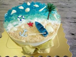 把冻硬的贝壳取出，脱模摆上去，再摆些装饰，大功告成，清爽的一款夏日蛋糕来咯。