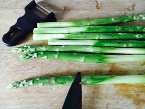 把芦笋清洗干净，从芦笋头部三分之一处，用刮刀刮去表皮，用刀刮去鳞片。