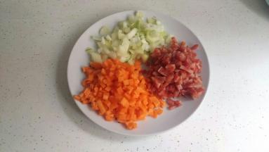 把腊肠，洋葱，红萝卜切小丁。