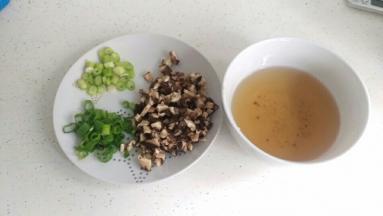 香菇泡水后切小丁，葱也是切小段。