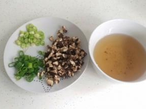 香菇泡水后切小丁，葱也是切小段。