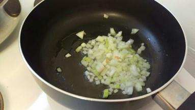 热油炒洋葱，炒饭有点软。