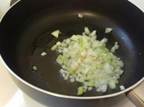 热油炒洋葱，炒饭有点软。