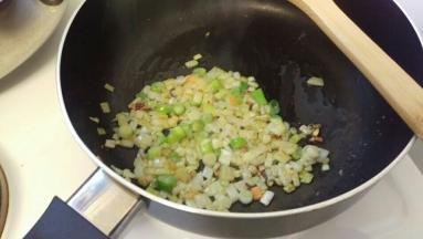 在加入葱头。炒出香味。再加入腊肠，也是炒出香味。