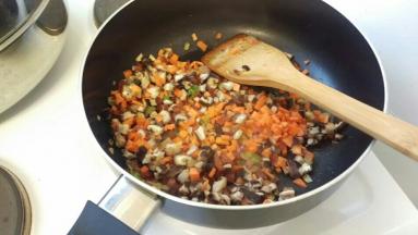 再加入花菇和红萝卜炒一下。