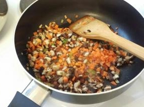 再加入花菇和红萝卜炒一下。