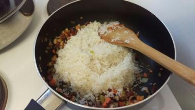 倒入洗好的米，炒到均匀。