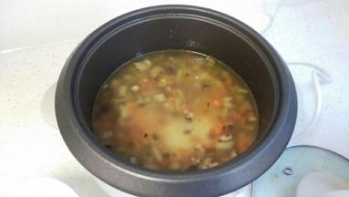 加入泡花菇的水，如果不够再加入水，水量比平常煮饭多1倍。