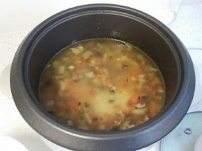 加入泡花菇的水，如果不够再加入水，水量比平常煮饭多1倍。