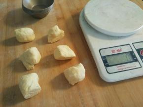 把酥皮分成6份。



。