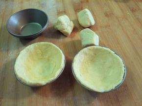 把酥皮放在模具里，弄成蛋挞皮。