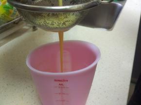 把蛋挞液过筛两次。