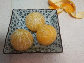 把香橙去皮。