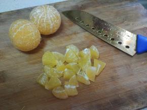 把香橙改到成小块状。