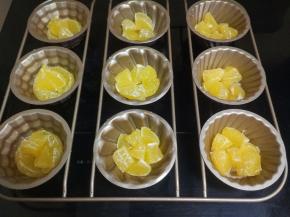 把改刀过的香橙块放入模具里。