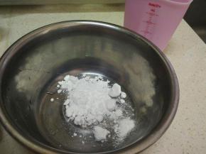 把糖粉倒入小盆里加入温水，搅拌均匀。