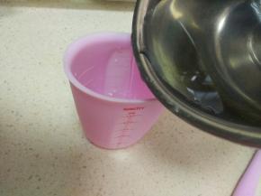 把搅拌好的糖水倒入杯子中。