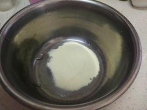 把吉利丁粉倒入小盆里，加入糖水勾兑。