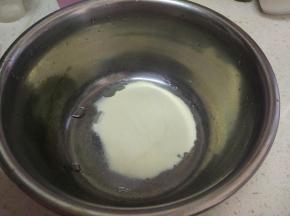 把吉利丁粉倒入小盆里，加入糖水勾兑。