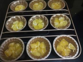 把温热的果冻水倒入模具里。等果冻水冷却就可以取出食用。