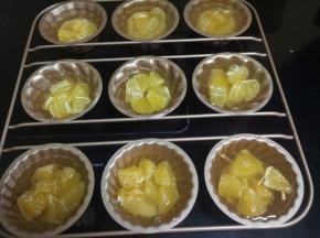 把温热的果冻水倒入模具里。等果冻水冷却就可以取出食用。