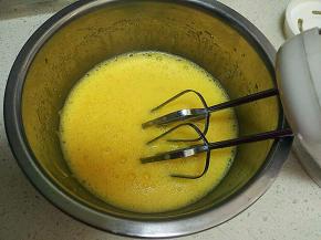 把鸡蛋打入小盆里。