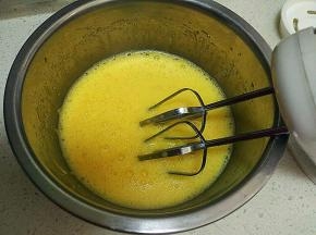 把鸡蛋打入小盆里。