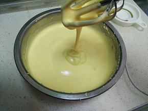 蛋液打到有纹理，不消泡，就可以了。然后倒入植物油。