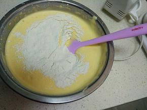 蛋液打好后，筛入低粉。