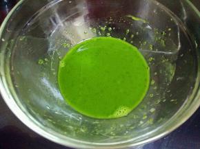 把抹茶粉放在小碗里，兑一点水，搅拌无颗粒。