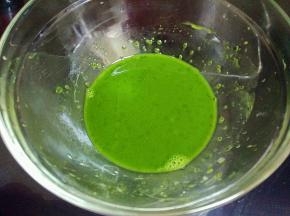 把抹茶粉放在小碗里，兑一点水，搅拌无颗粒。