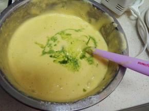 把蛋液和抹茶液体搅拌好。