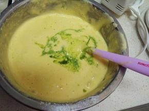 把蛋液和抹茶液体搅拌好。