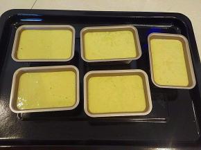 把搅拌好的蛋液倒入模具中。