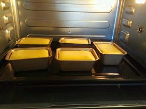 烤箱上下温度170度，烤30分钟。中途可以把上管温度调低一点。倒出来倒扣凉一下。