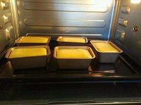 烤箱上下温度170度，烤30分钟。中途可以把上管温度调低一点。倒出来倒扣凉一下。