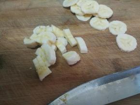 把香蕉去皮，一半切成片状，一半切成小粒。