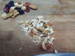 把干果切成小颗