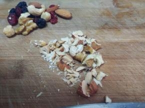 把干果切成小颗