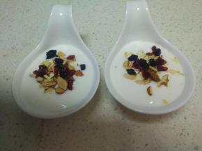 把干果粒放在酸奶的表面。