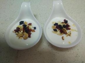 把干果粒放在酸奶的表面。