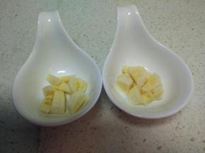 把小粒的香蕉放入小碗里。