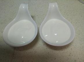 把酸奶倒入放有香蕉粒的小碗里。

.