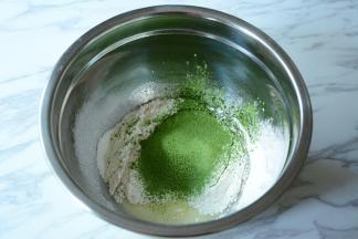 低筋面粉，玉米淀粉和抹茶粉过筛加入混合好的牛奶，玉米油中混合均匀。