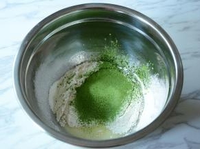 低筋面粉，玉米淀粉和抹茶粉过筛加入混合好的牛奶，玉米油中混合均匀。